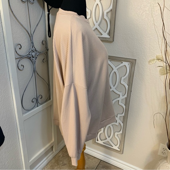 Lg design like new oversized neutral tan pullover shirt top - Picture 4 of 9